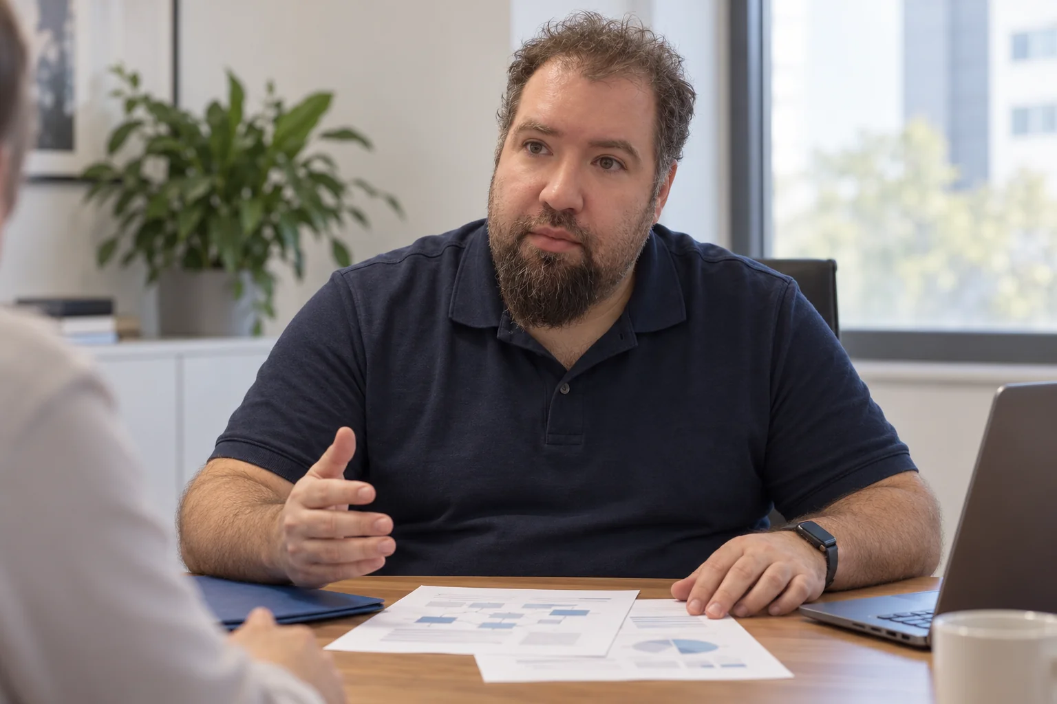 Imagen ilustrativa de un asesor explicando documentación de protección de datos en una reunión.
